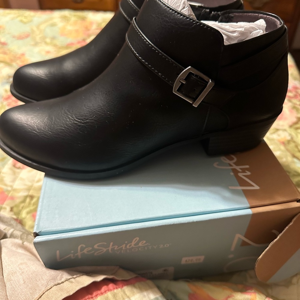 Life Stride black booties size 8 1/2